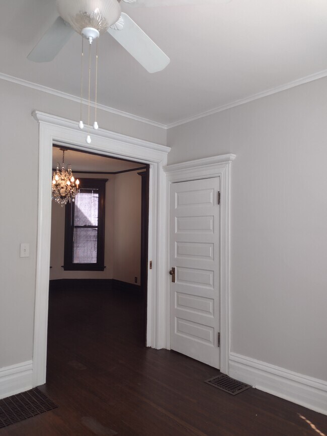 Walking closet - 103 Victoria St N