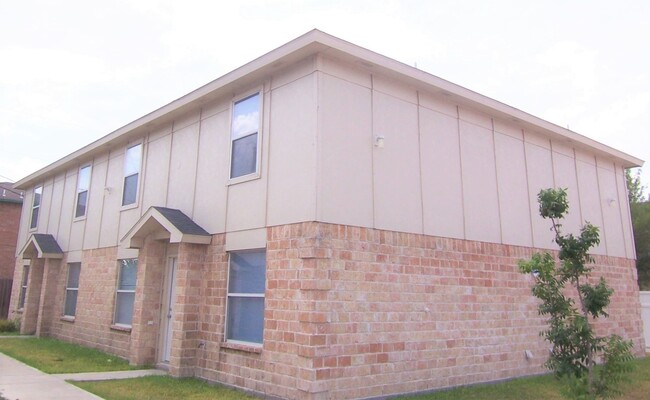 Building Photo - 741 Sonesta Dr