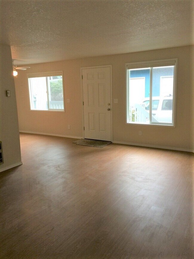 Building Photo - **AVAILABLE 11/4** Great SW Portland Townh...