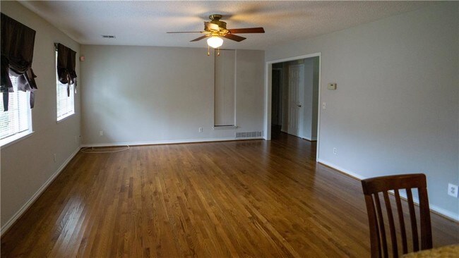 Building Photo - 208 St Lukes Dr
