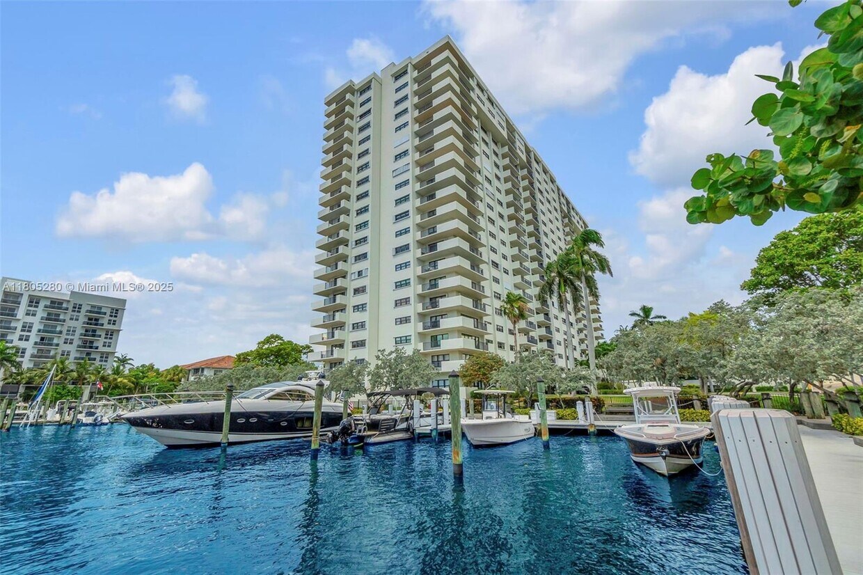 Primary Photo - 3200 Port Royale Dr N