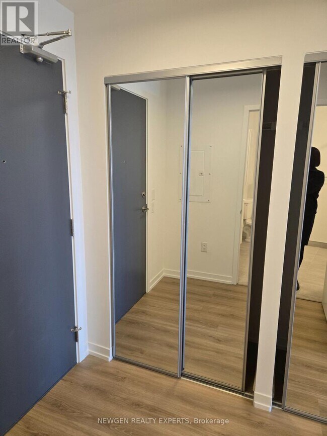 Photo du bâtiment - 2485 Eglinton Ave W