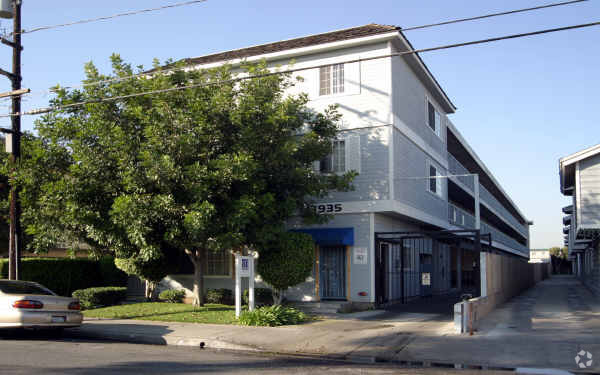 Primary Photo - Kornblum II Apartments