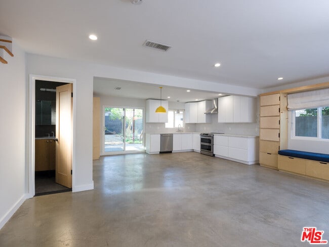 Building Photo - 2933 Acresite St