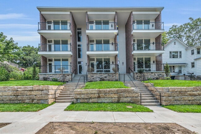 Building Photo - 3933 Kenwood Ave