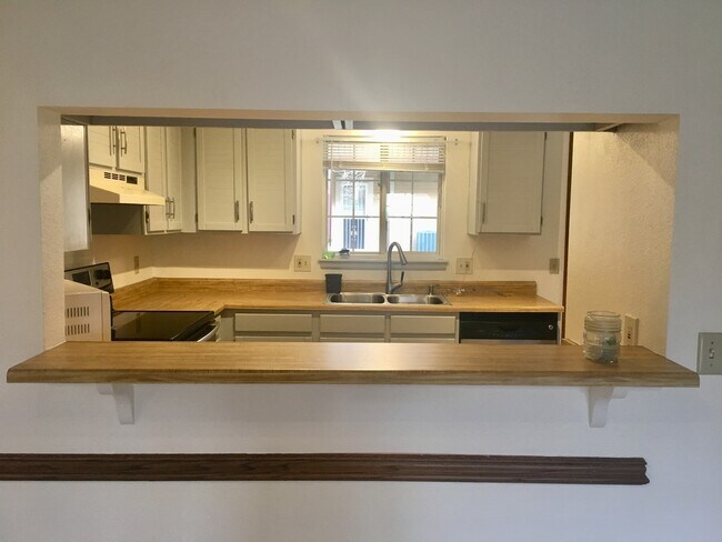 Building Photo - Lovely and Bright Louisville Townhome for ...
