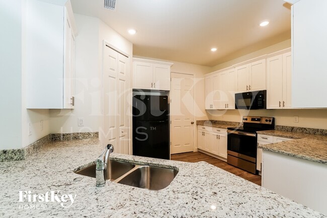 Building Photo - 741 Chestnut St E