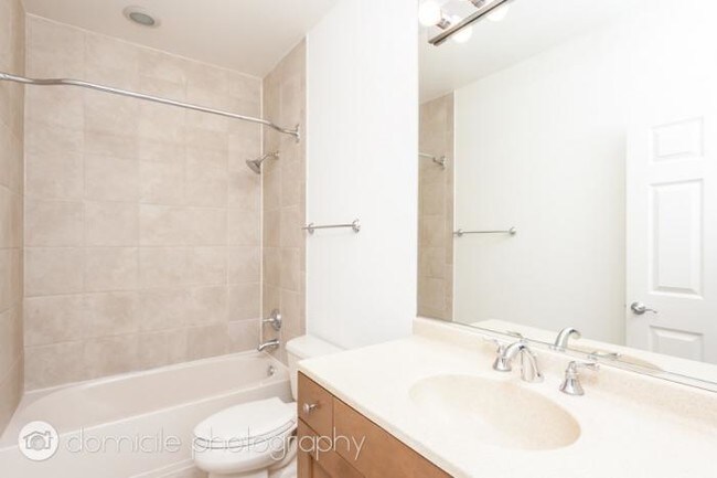 Building Photo - 2 bedroom in CHICAGO IL 60607