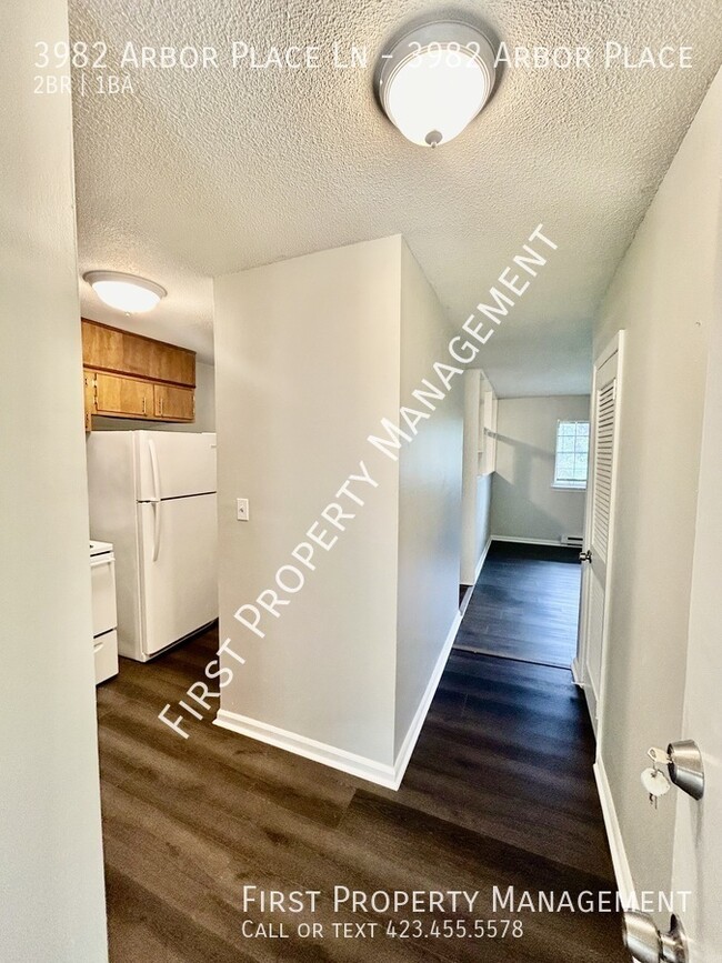 Building Photo - $700 Off One Month's Rent: 2/1 Remodeled D...