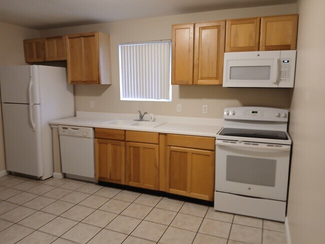 Building Photo - 211 N Greenbriar Rd