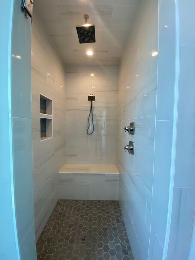 Foto del edificio - Luxury 4 Bed 3 Bath - 4 Minutes from Downt...