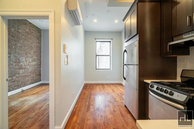 Building Photo - Gorgeous 1 Bedroom on Striver's Row!