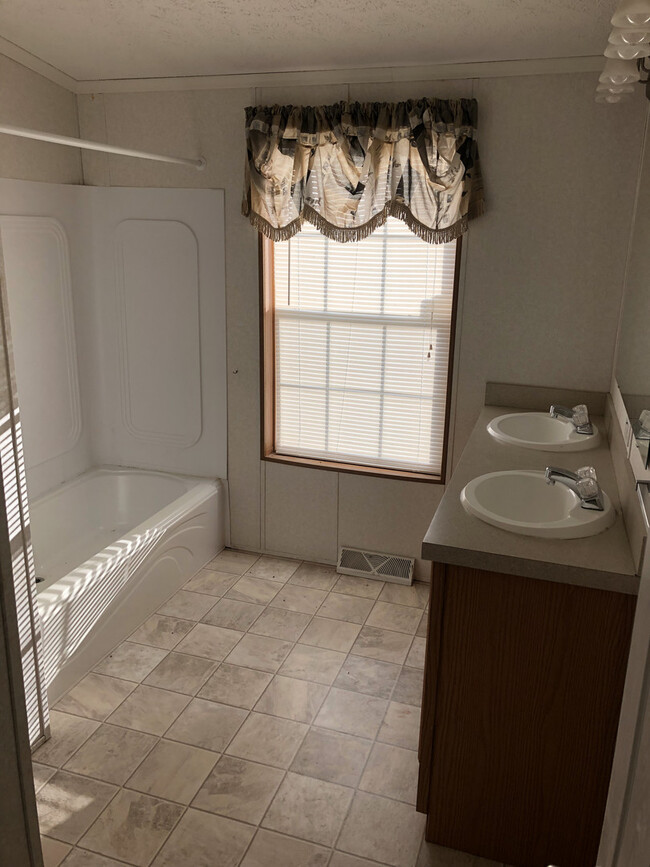 Building Photo - Trailer for Rent in Belfield