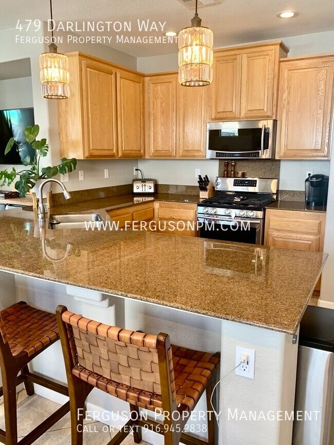 Foto del edificio - Single Story Four Bedroom Home Surrounded ...