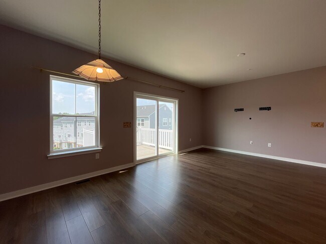 Foto del edificio - Move-in-ready Brookside Court townhome off...