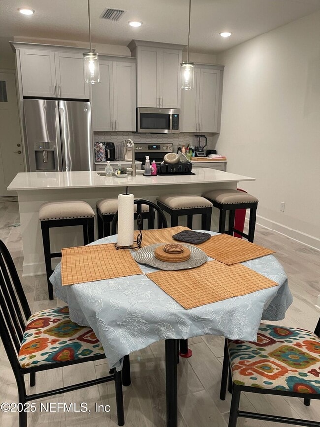 Foto del edificio - 66 Woodland Pk Dr