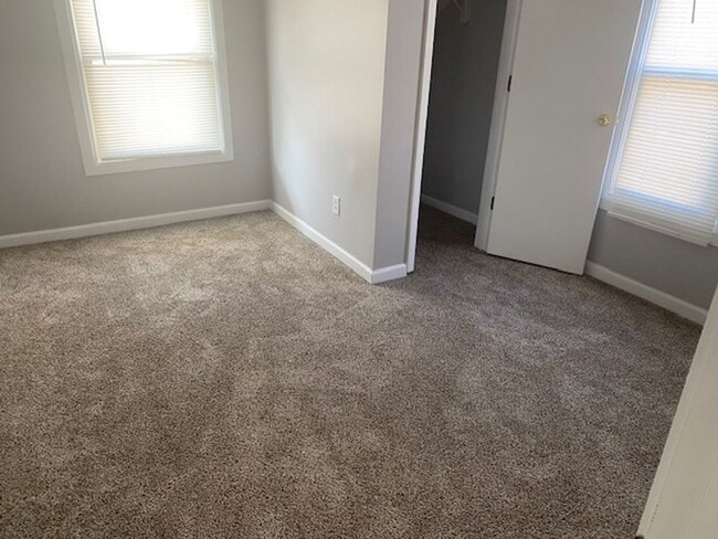 Building Photo - Duplex close to KU Med and close to entertainment and shopping