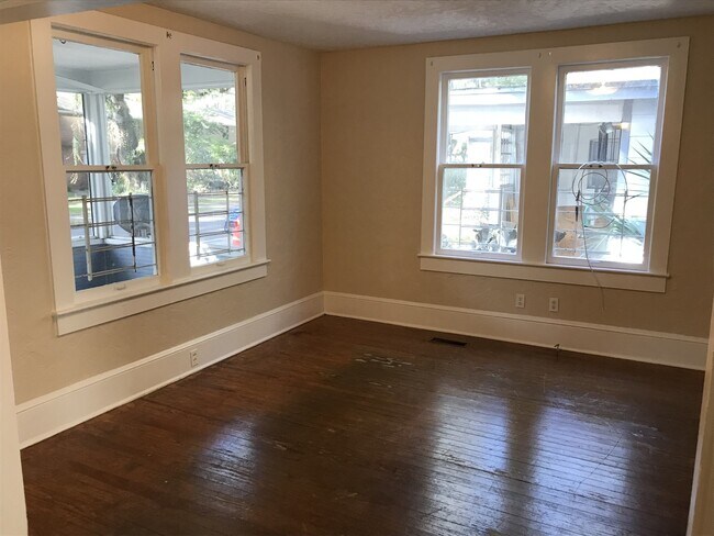Foto del edificio - Historic 3 Bedroom, 1 Bathroom Apartment