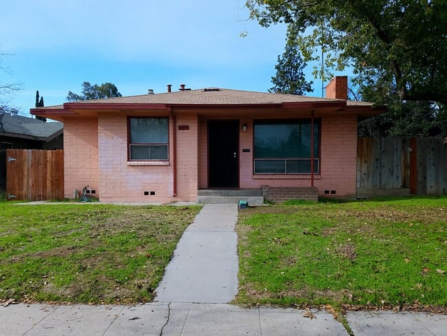 Building Photo - 961 N Fruit Ave