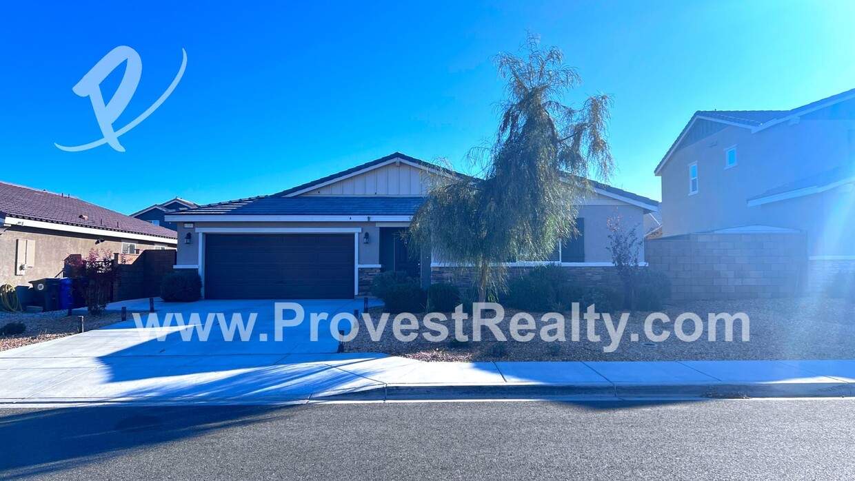 Foto principal - 4 Bed, 2 Bath Victorville Home w/Solar Inc...