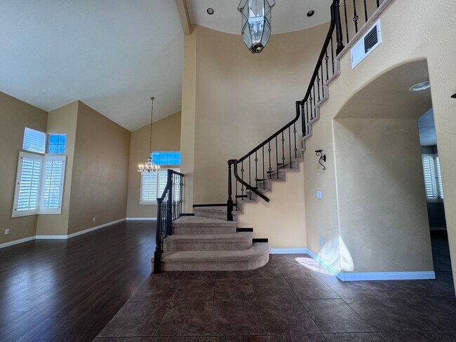 Building Photo - Murrieta 3 Bedroom with 3 car garage for rent