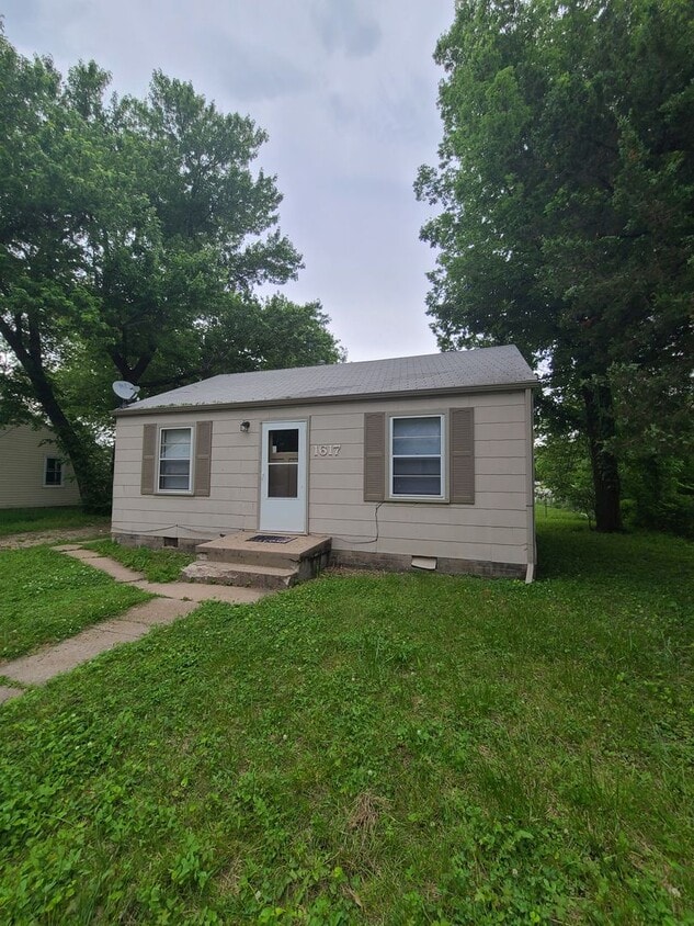 Primary Photo - 2 Bedroom Single Family Home Pet Friendly