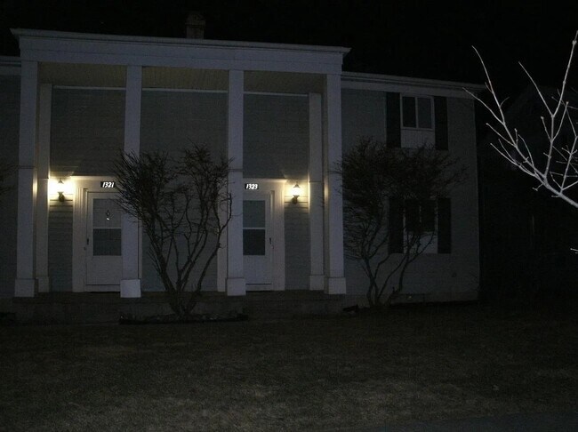 Frente - 1323 W Lake Lansing Rd