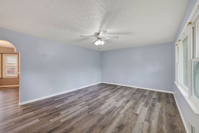 Building Photo - Brick Corner Ranch in Oak Manor-Chesapeake!