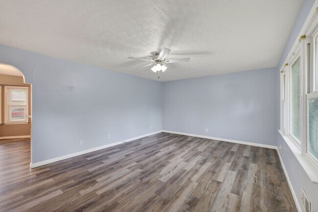Foto del edificio - Brick Corner Ranch in Oak Manor-Chesapeake!