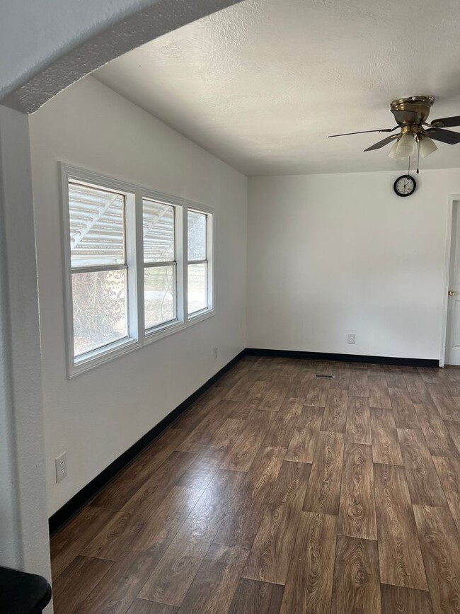 Building Photo - 2 bedroom, 1.5 bath home in Brookline