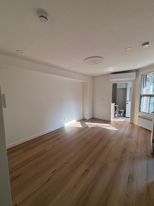 Photo du bâtiment - 5676 Rue Waverly
