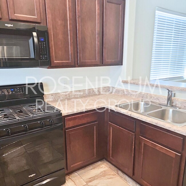 Building Photo - Gorgeous 3-bedrooms, 2-baths home tucked a...