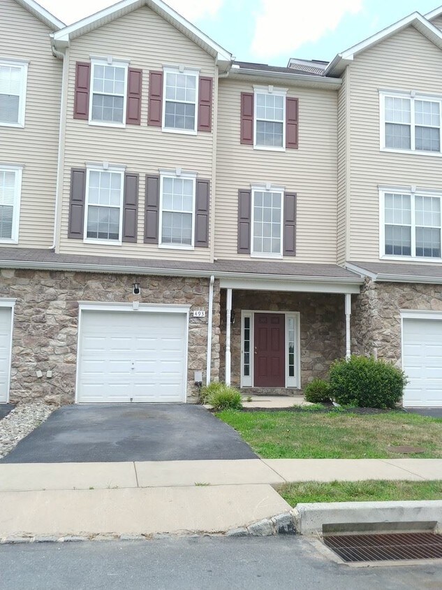 Primary Photo - 3 br, 2.5 bath House - 493 MARION ROAD