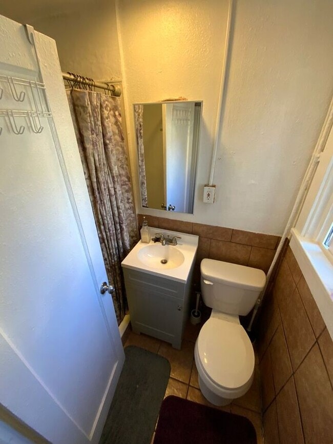 Foto del edificio - Tacoma home 3bdr 2 bath 1 car garage **** this home is still occupied please do not disrupt the r...