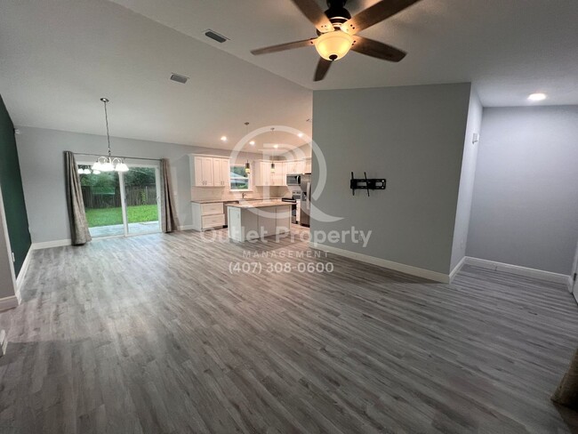 Foto del edificio - Beautiful 3 Bedrooms, 2 Bathrooms, 2 Car G...