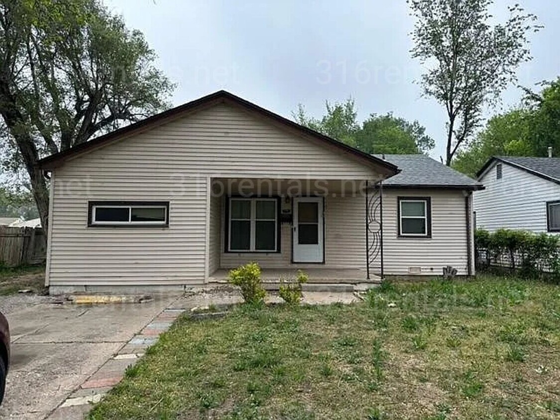 Primary Photo - $1,125 - 4 bedroom / 1 bathroom - Single F...
