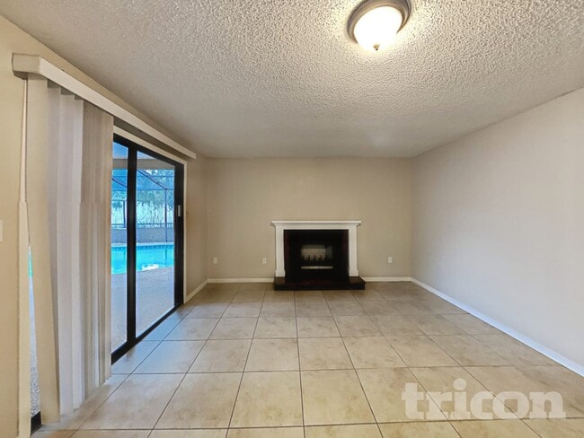 Building Photo - 1314 Oakcrest Dr