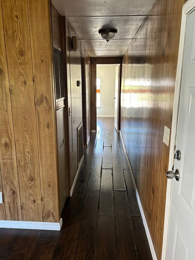 Building Photo - 2 Bedroom/1 Bathroom Mobile Home