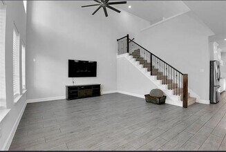 Building Photo - 2307 Offerande Dr