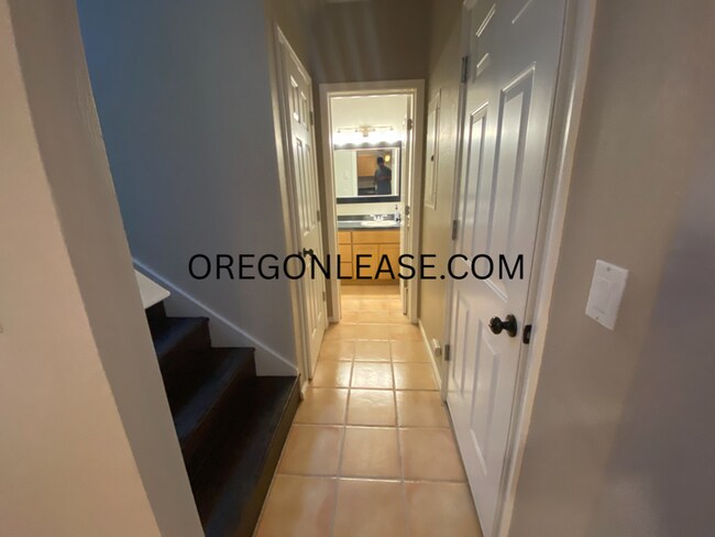 Building Photo - 2 bed 2 bath South Eugene Townhome