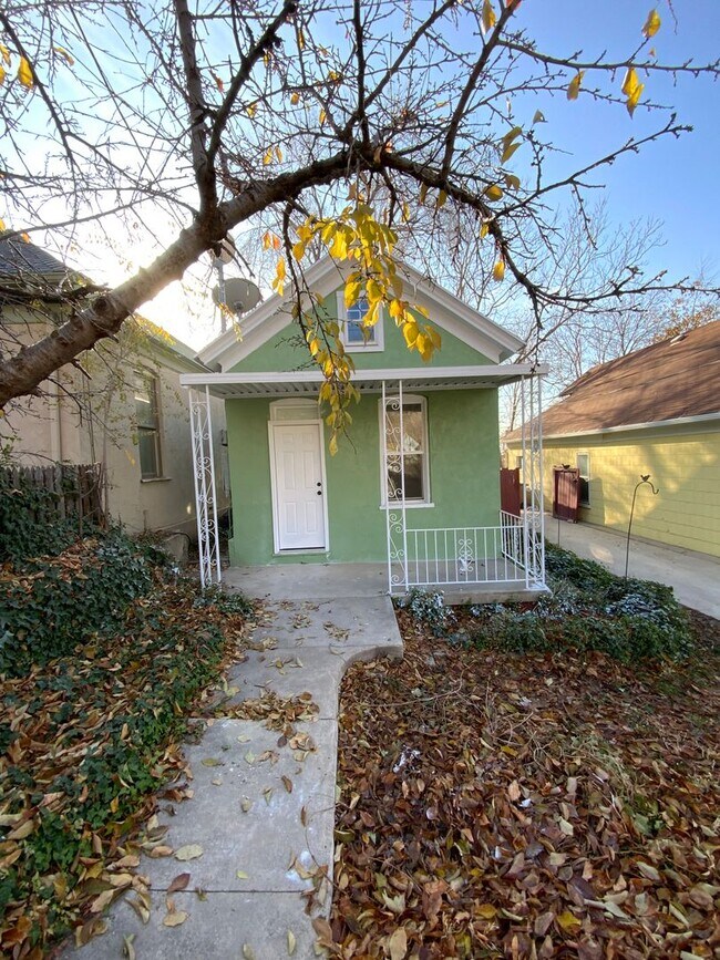 Building Photo - CHARMING UDPATED 2 BED 1 BATH CAPITOL HILL...