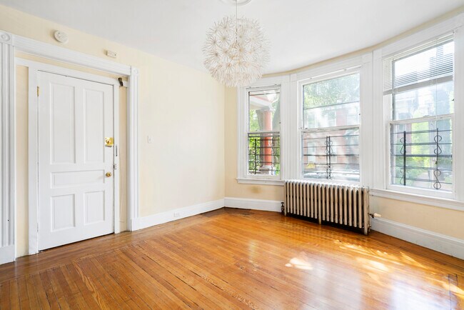 19Lynwood #2 LR - 19 Lynwood Pl