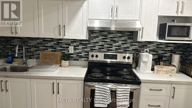 Building Photo - 252 Howell Crescent