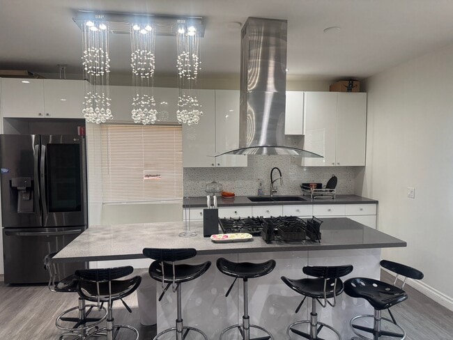 Foto del edificio - 8151 Katella Ave