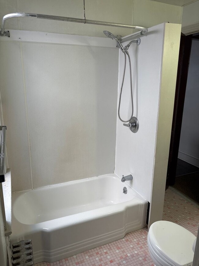 Foto del edificio - Move In Ready! 4 Bedroom Apartment in York...