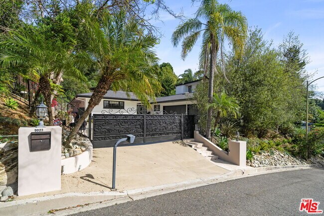 Building Photo - 9023 Alto Cedro Dr
