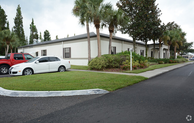 Foto del edificio - Lake Pointe Village