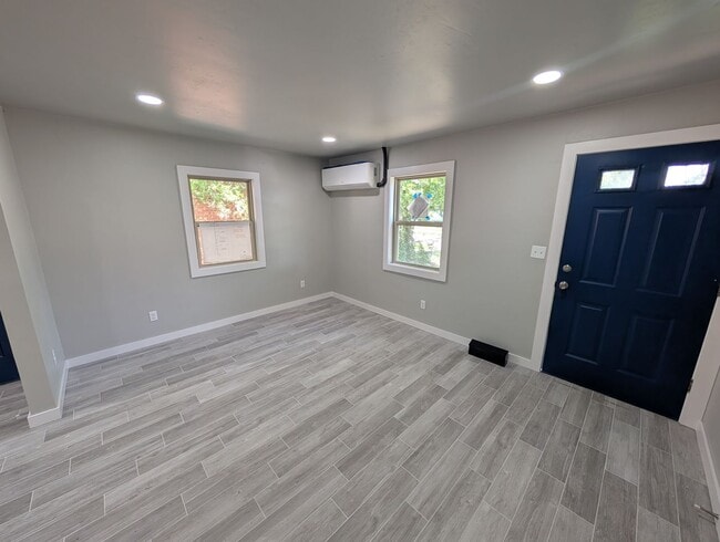 Building Photo - Remodeled luxury 1 bedroom, 1 bath house i...