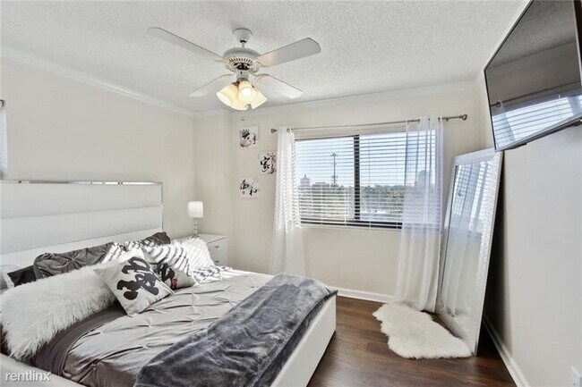 Building Photo - 1 br, 1 bath Condo - 795 Hammond Dr Apt 705