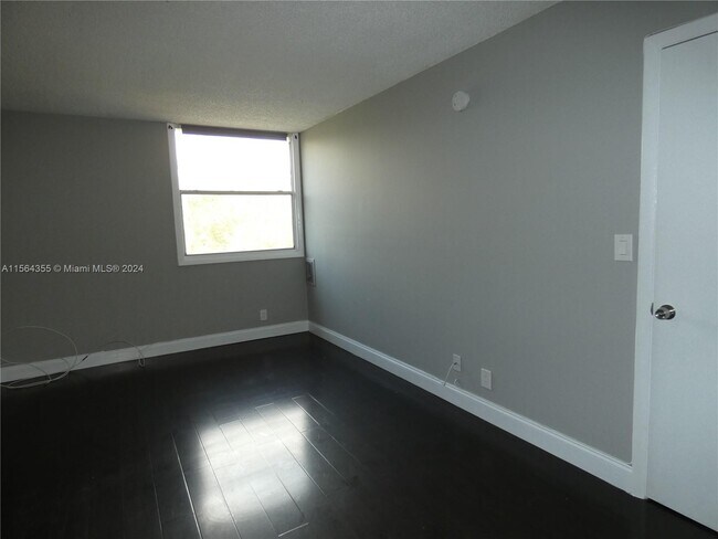 Foto del edificio - 2701 Riverside Dr